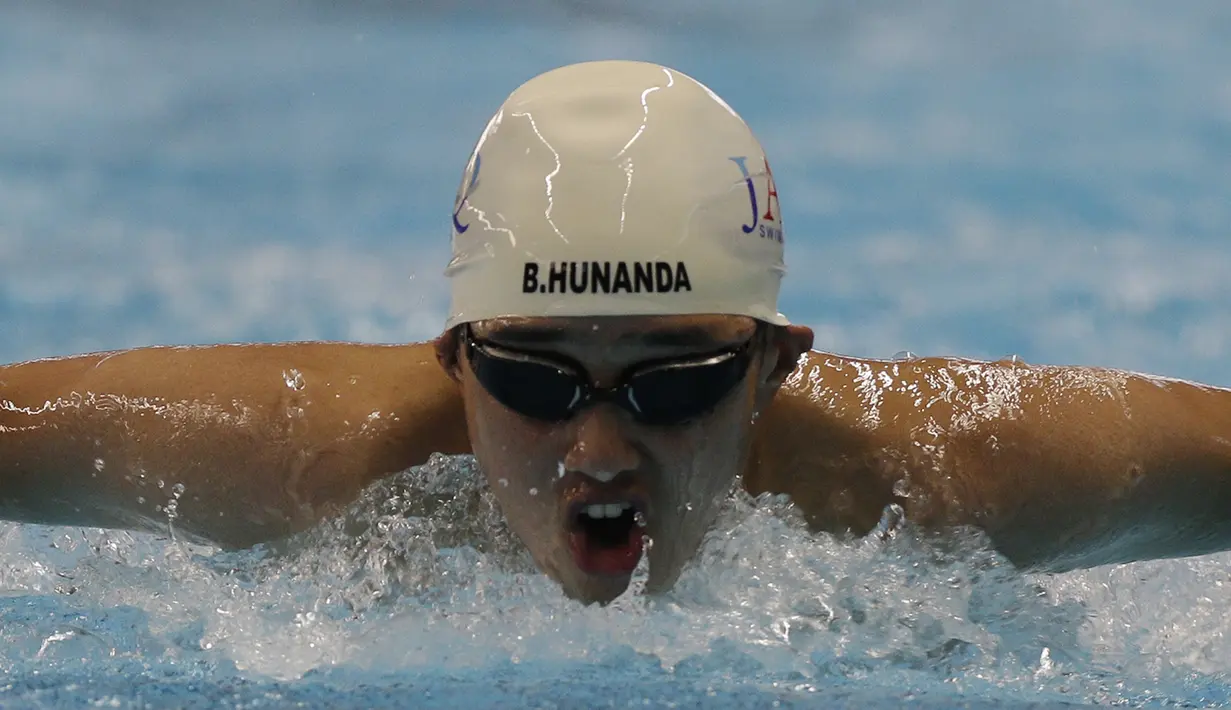 Seorang perenang memacu kecepatan saat Festival Akuatik Indonesia 2019 di Aquatic Center, Gelora Bung Karno, Jakarta, Kamis (25/4). FAI 2019 menjadi ajang untuk menyeleksi atlet jelang Olimpiade 2020. (Bola.com/Yoppy Renato)
