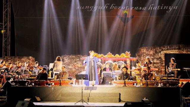 Kemendikbudristek melalui Direktorat Perfilman, Musik, dan Media bersama Gondrong Gunarto menggelar konser 'Sléndhang Biru Tak Pernah Usai' di Benteng Pendhem Van Den Bosch, Kabupaten Ngawi, Jawa Tengah pada Sabtu (9/9/2023).