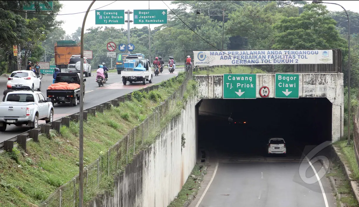 Tol Jagorawi terlihat lenggang pada hari libur Kenaikan Isa Almasih, Jakarta, Kamis (14/5/2015). (Liputan6.com/Helmi Afandi)