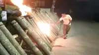 Di malam takbiran, mereka memeriahkannya dengan adu suara meriam lodong. Meriam lodong terbuat dari bambu dengan menggunakan bahan bakar karbit sebagai sumber ledakan. (Foto:Liputan6/Achmad Sudarno)