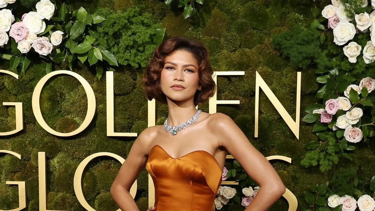 Dikabarkan Telah Bertunangan, Gaya Zendaya Kenakan Cincin Berlian di Jari Manis saat Hadiri Golden Globes 2025