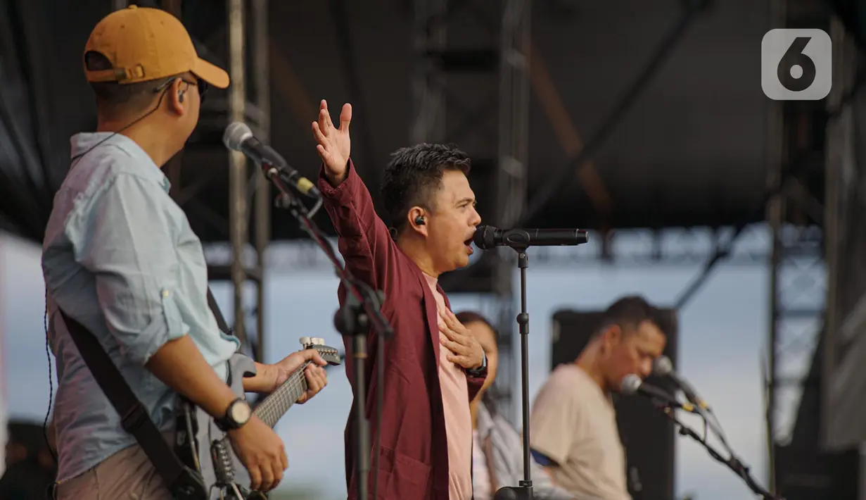Aksi musisi band Base Jam saat tampil dalam festival musik Manggungdi BSD Tangerang, Sabtu (3/9/2022). Dalam penampilannya Base Jam tampil enerjik dengan membawakan lagu hitsnya diantaranya bukan punjaga, dan rindu. (Liputan6.com/Faizal Fanani)