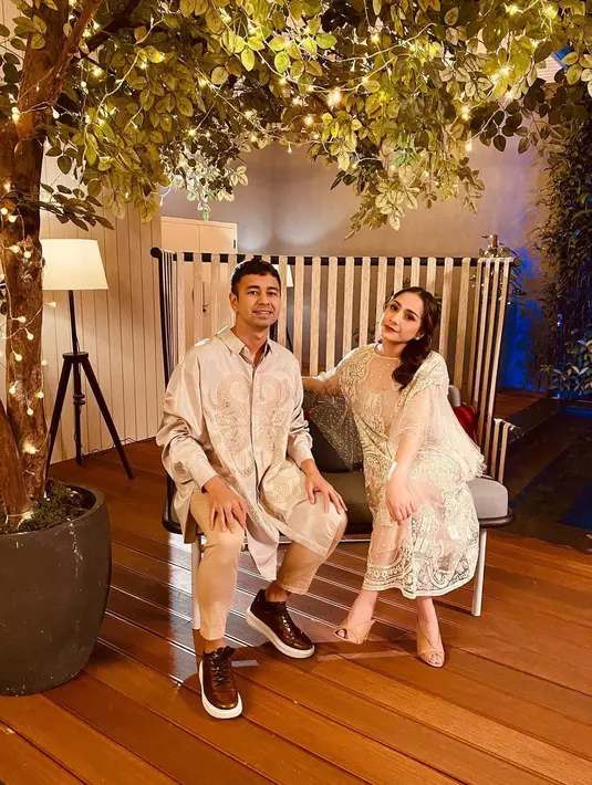 Bapak satu anak ini juga mengajak masyarakat untuk divaksin. Ia mengatakan, pemerintah sudah berusaha melakukan yang terbaik untuk mengatasi pandemi Covid-19 ini. (Instagram/raffinagita1717)