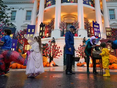 Presiden Amerika Serikat Joe Biden dan Ibu Negara Jill Biden memberi suguhan kepada anak-anak saat perayaan Halloween di South Lawn Gedung Putih, Washington, Amerika Serikat, 31 Oktober 2022. Presiden dan Ibu Negara menjamu anak-anak petugas pemadam kebakaran, perawat, polisi, dan anggota Garda Nasional di Gedung Putih untuk melakukan trik-or-treat. (AP Photo/Alex Brandon)