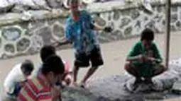 Keceriaan anak-anak bermain dengan sisa pasir letusan gunung merapi di kali code. (Pengirim: Nina) 