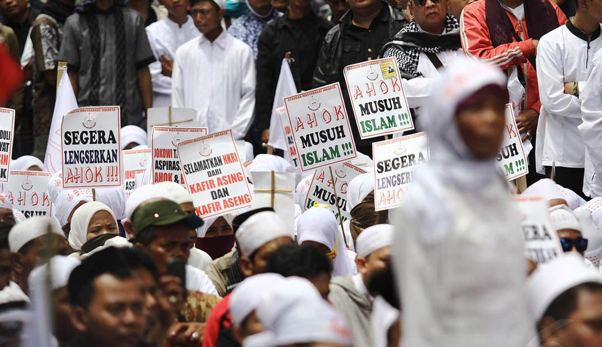 Massa yang mayoritas mengenakan pakaian putih itu membawa spanduk berisi tuntutan agar Ahok mundur, Jakarta, Senin (1/12/2014). (Liputan6.com/Faizal Fanani) 