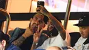 Pemain PSG, Neymar dan Leandro Paredes, melakukan swafoto saat menyaksikan pertandingan antara PSG melawan Metz pada laga Liga Prancis di Stadion Parc des Princes, Kamis (17/9/2020). Akibat pertikaian di laga melawan Marseille, Neymar dihukum larangan dua pertandingan. (AFP/Franck Fife)