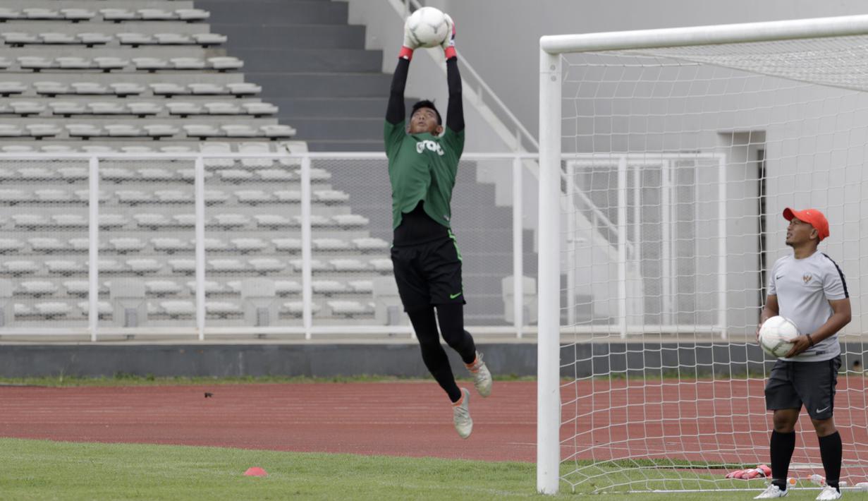 Kiper Timnas Indonesia U-22, Satria Tama, menangkap bola saat latihan di Stadion Madya, Jakarta, Jumat (18/1). Latihan ini merupakan persiapan jelang Piala AFF U-22. (Bola.com/Yoppy Renato)