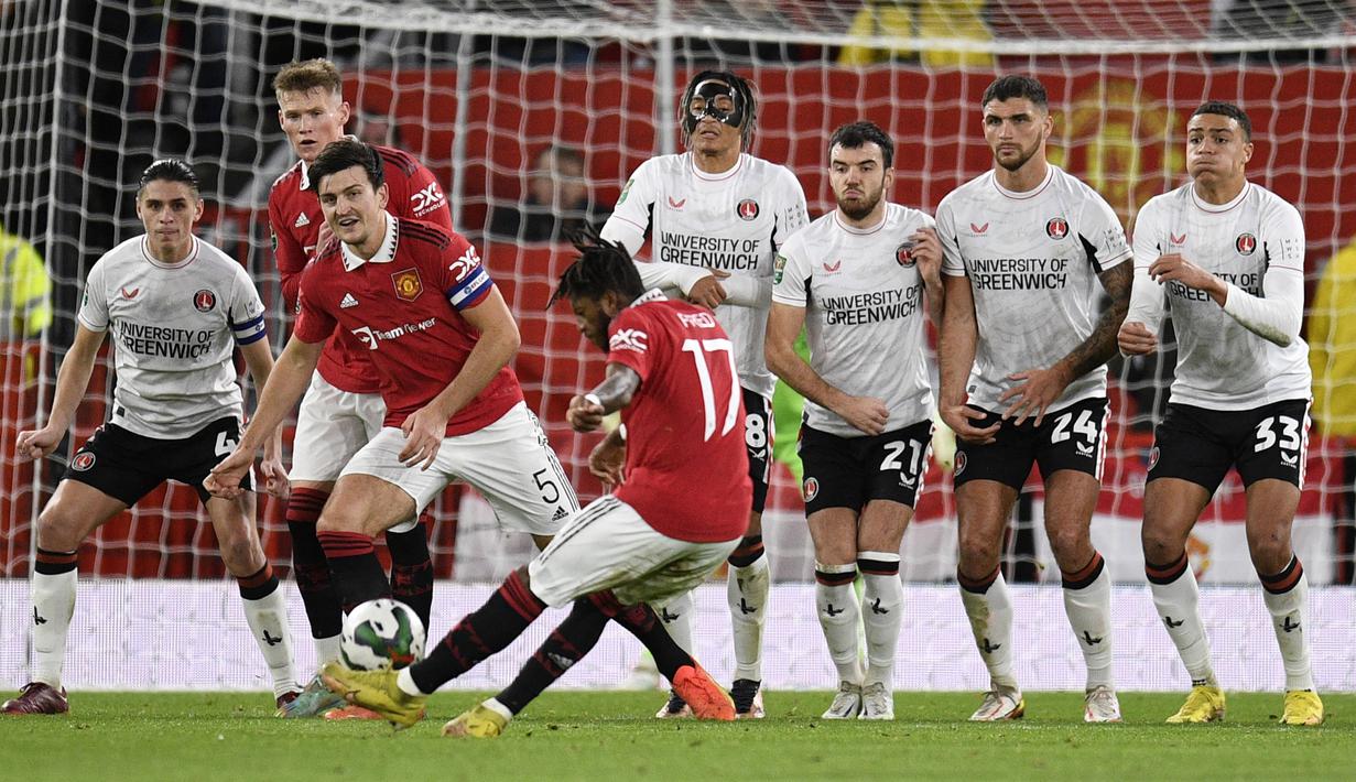 Unggul satu gol, Manchester United hampir saja menggandakan keunggulan tak lama berselang. Eksekusi tendangan bebas Fred berhasil melewati pagar hidup pemain Charlton dan hanya membentur tiang gawang. (AFP/Oli Scarff)