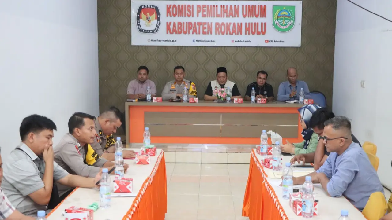 Rapat koordinasi persiapan rekapitulasi suara oleh KPU bersama Polres Rokan Hulu serta pihak lainnya.