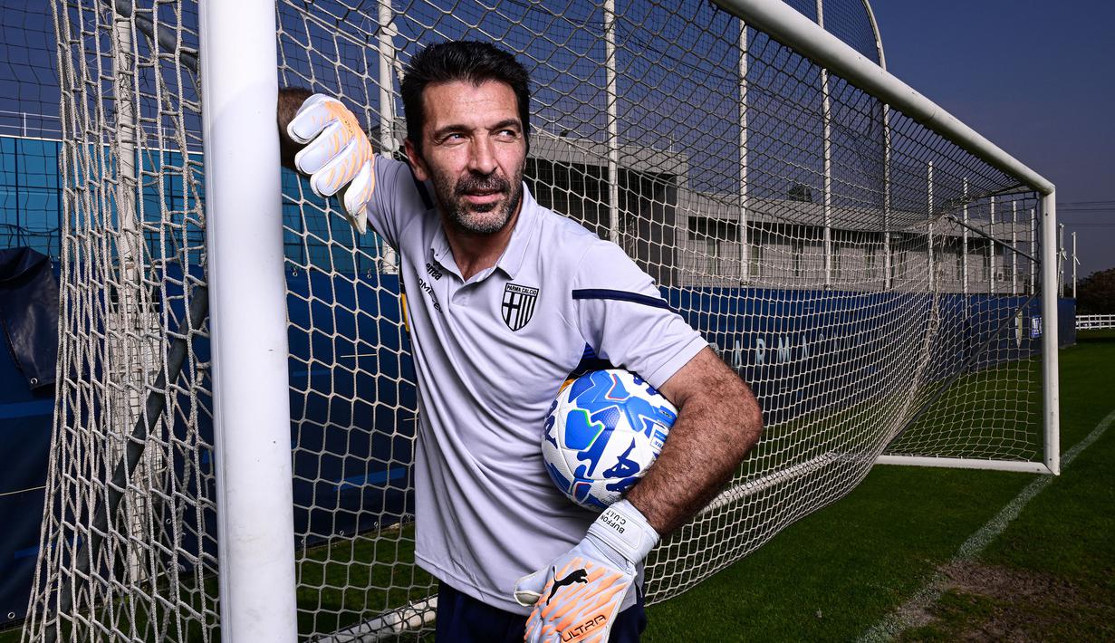 Kiper Parma, Gianluigi Buffon berpose setelah sesi wawancara di Collecchio Sports Center, Parma, 27 Oktober 2022. (AFP/Miguel Medina)