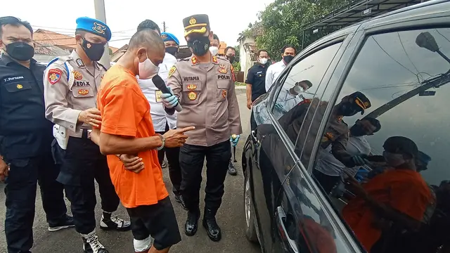 Pelaku Pecah Kaca Peragakan Aksi Kejahatannya. (Senin, 13/09/2021). (Liputan6.com/Yandhi Deslatama).