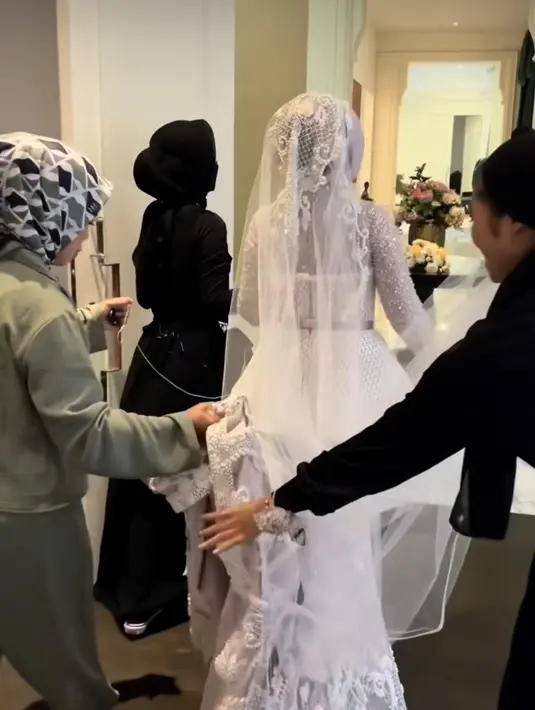 Gaun tersebut juga memiliki train dan veil atau kerudung yang menambah dramatisasi. (Foto: Instagram @rya_baraba)