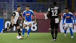 Pemain Juventus Cristiano Ronaldo (kiri) mencoba melewati pemain Napoli Giovanni Di Lorenzo (kedua kiri) pada final Coppa Italia di Olympic Stadium, Roma, Italia, Rabu (17/6/2020). Napoli menjadi juara Coppa Italia 2019-2020 setelah mengalahkan Juventus lewat adu penalti. (Filippo MONTEFORTE/AFP)