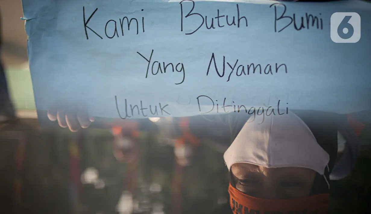 Aktivis melakukan aksi damai di depan Balaikota DKI Jakarta, Senin (7/6/2021). Aksi tersebut mengangkat permasalahan lingkungan hidup di DKI Jakarta yang menjadi pekerjaan rumah pemerintah daerah, dan harus dituntaskan untuk memulihkan keadaan darurat ekologis Jakarta. (Liputan6.com/Faizal Fanani)