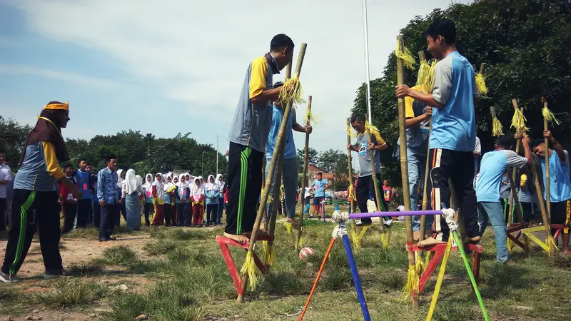 Siswa Baru Tegal Bebas dari Pelonco dengan Sepak Bola Egrang