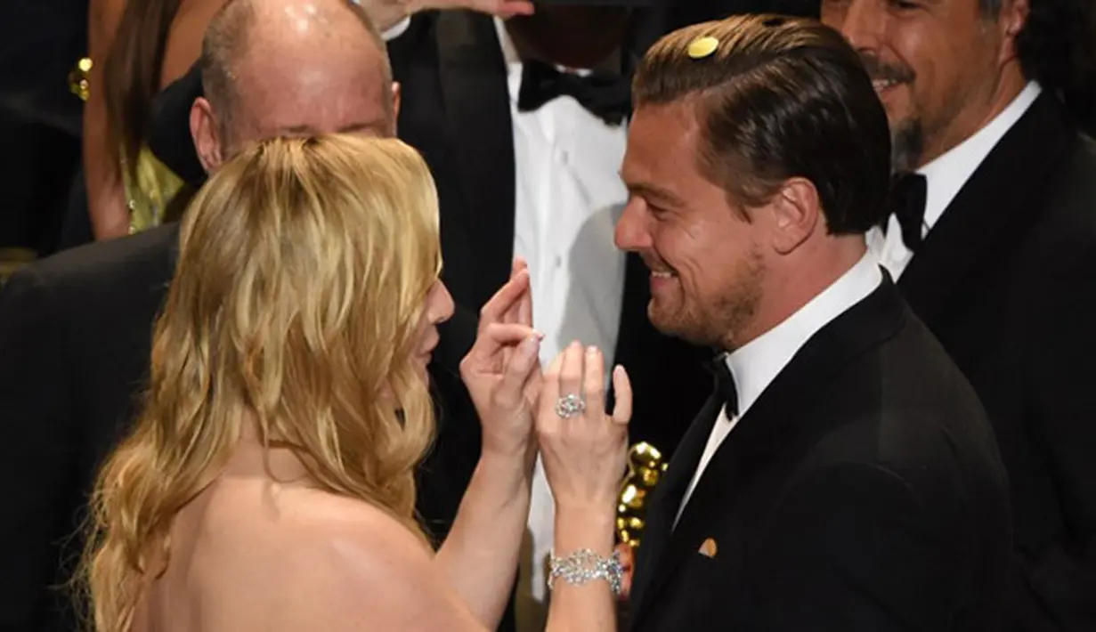 Baru-baru ini sebuah tabloid Amerika Serikat memergoki Kate Winslet dan Leonardo sedang menghabiskan waktu bersama. Keduanya pun dikabarkan terlihat sembunyi-sembunyi agar tak terlihat publik. (AFP/MARK RALSTON)