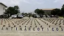Ratusan paket kokain diperlihatkan saat menggelar barang bukti narkoba di Panama City, Senin (14/9/2015). Polisi menyita lebih dari 1.145 kg kokain dan mengamankan tiga orang. (REUTERS/Carlos JASSO)