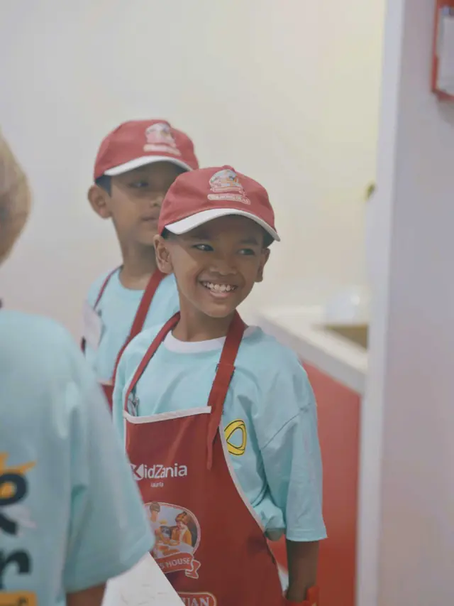 Anak-anak pejuang kanker dari Yayasan Pita Kuning Anak Indonesia bermain di Kidzania, Pacific Place, Jakarta.