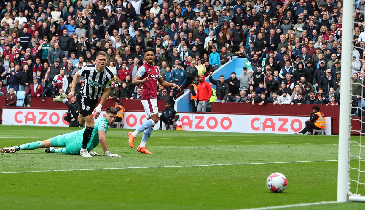 Tendangan yang dilepaskan striker Aston Villa, Ollie Watkins (kanan) hanya membentur tiang gawang Newcastle United pada laga lanjutan Liga Inggris 2022/2023 di Villa Park, Birmingham (15/4/2023). (AFP/Geoff Caddick)