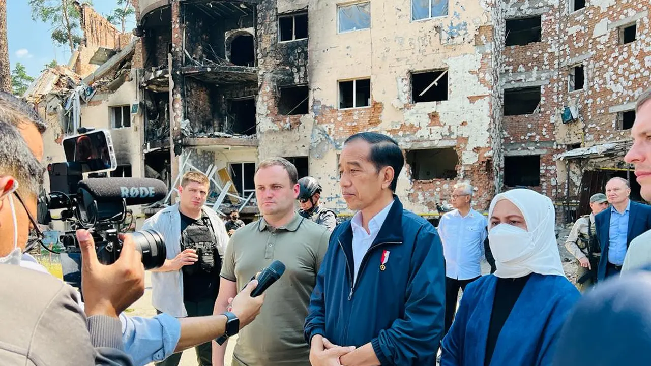 Presiden Joko Widodo atau Jokowi dan Ibu Negara Iriana mengawali kunjungan di Ukraina dengan meninjau Kompleks Apartemen Lipku di Kota Irpin, Rabu (29/6/2022) (Biro Pers Sekretariat Presiden)