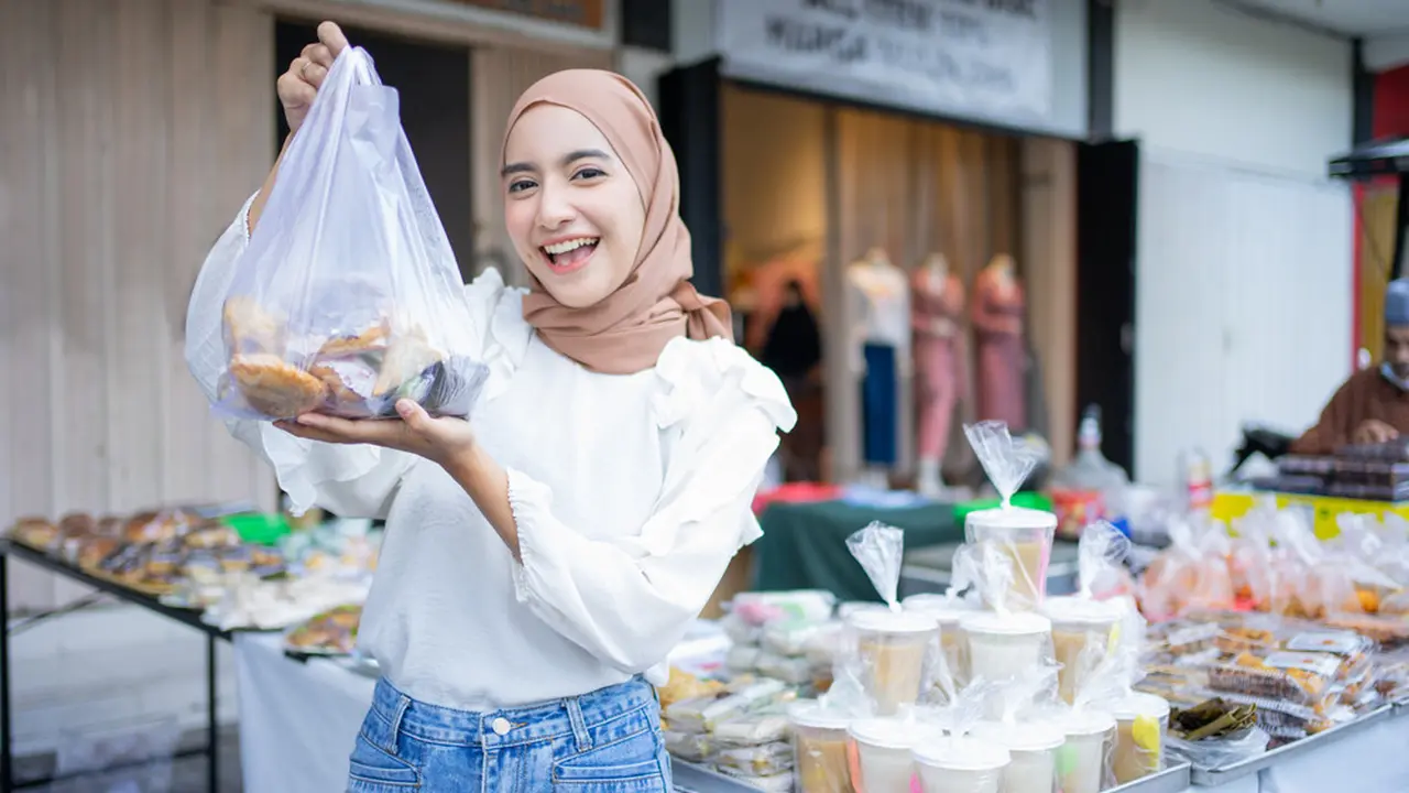 perempuan muslim berhijab cantik beli makanan buka puasa Ramadan