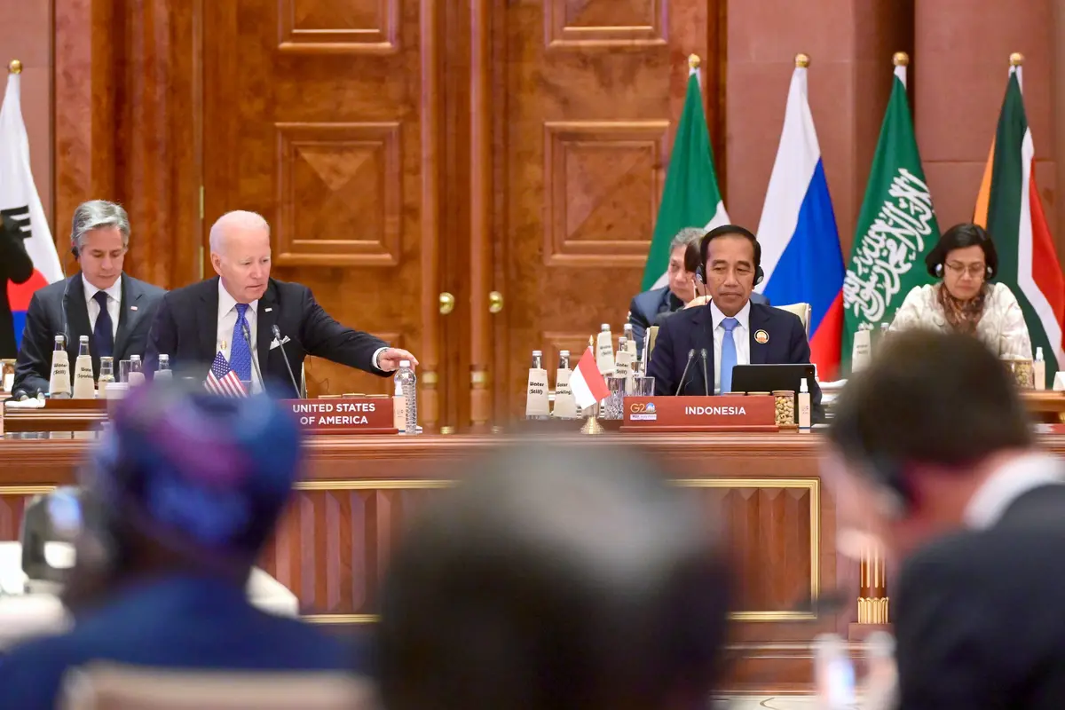 Presiden Joko Widodo mengikuti sesi kedua Konferensi Tingkat Tinggi (KTT) G20 India pada Sabtu, 9 September 2023, yang digelar di Bharat Mandapam, IECC, Pragati Maidan, New Delhi, India, pada Sabtu (9/9/2023). (BPMI Setpres/Muchlis Jr)