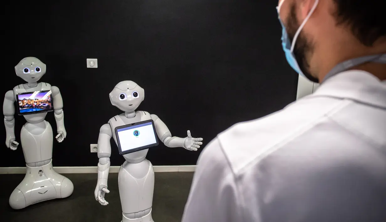 Robot-robot Pepper terlihat di SoftBank Robotics di Paris, Prancis (10/9/2020). Dengan fitur baru, robot Pepper mampu mendeteksi apakah orang-orang memakai masker, dan jika ada yang tidak memakai masker, dia akan memerintahkan mereka untuk memakainya. (Xinhua/Aurelien Morissard)