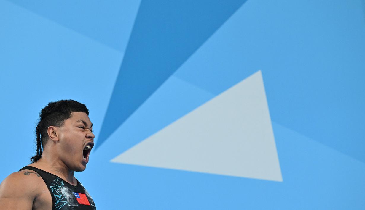 Atlet Samoa, Jack Hitila Opelge melakukan selebrasi saat bertanding dalam cabang angkat besi 109kg Putra pada hari keenam Commonwealth Games di NEC Arena, Birmingham, Inggris pada 3 Agustus 2022. (AFP/Glyn Kirk)