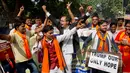 Sejumlah warga India menari saat mengetahui Donald Trump keluar sebagai pemenang pemilu AS, Rabu (9/11). Donald Trump mengalahkan pesainnya Hillary Clinton dalam perebutan kursi Presiden AS. (AP Photo / Saurabh Das)