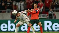 Cristiano Ronaldo (kanan) ketika Portugal mengalahkan Hungaria pada Kualifikasi Piala Dunia 2026 Zona Eropa. (Attila KISBENEDEK / AFP)