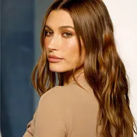 Potongan rambut Rachel seperti terlihat pada Hailey Bieber. Ini ikonis di tahun 90-an dengan beberapa pembaruan kecil untuk membuatnya lebih mudah dikelola. Potongan rambut ini bisa membingkai wajah dengan baik, sambil mempertahankan panjang yang cukup.
