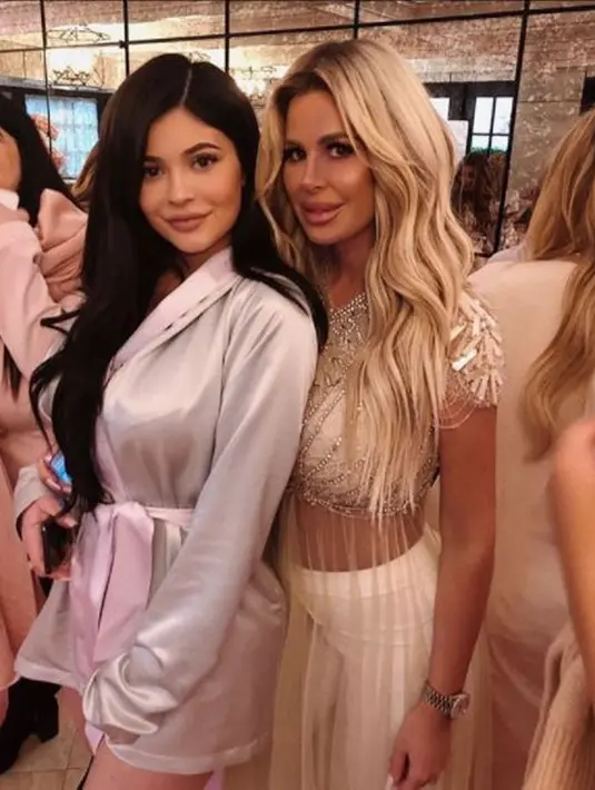 Saat berpose bersama dengan Kim Zolciak Biermann, bibir Kylie Jenner terlihat lebih besar daripada biasanya. (instagram/kimzolciakbiermann)