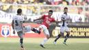 Pemain Bali United, Hendra Sandi, beradu kaki dengan Beto Goncalves, pada perebutan tempat ketiga Torabika Bhayangkara Cup 2016 di Stadion  Utama Gelora Bung Karno, Jakarta, Minggu (3/4/2016). (Bola.com/Vitalis Yogi Trisna)