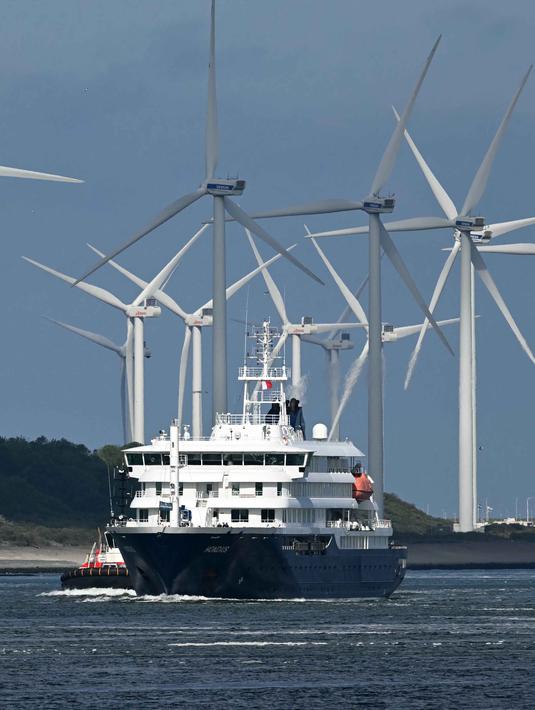 Kapal pesiar MV Hondius yang terdampak Hantavirus berlayar di lepas pantai Belanda saat mendekati pelabuhan Rotterdam pada Senin 18 Mei 2026. (NICOLAS TUCAT/AFP)