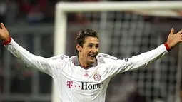 Striker Bayern Muenchen, Miroslav Klose merayakan gol yang menjadi penentu kemenangan 2-1 atas Fiorentina di leg pertama babak 16 besar Liga Champions di Munich, 17 Februari 2010. AFP PHOTO/SASCHA SCHUERMANN