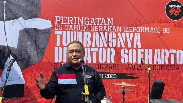 Barikade 98 mendukung seluruh upaya yang dilakukan pemerintahan Presiden Joko Widodo atau Jokowi untuk menuntaskan persoalan kasus dugaan hak asasi manusia (HAM) tahun 1998.