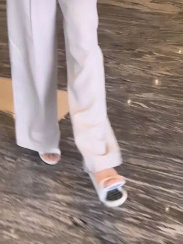 Sol Sandal Hak Tinggi Cinta Laura Terlepas Saat Bekerja. [@claurakiehl]