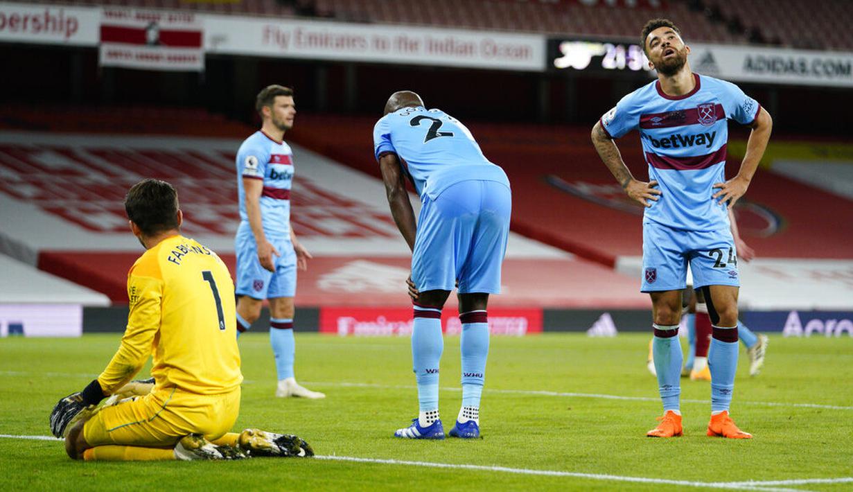 Pemain West Ham United tampak lesu usai ditaklukkan Arsenal pada laga Premier League di Stadion Emirates, Sabtu (19/9/2020). Arsenal menang dengan skor 2-1. (Will Oliver/Pool via AP)