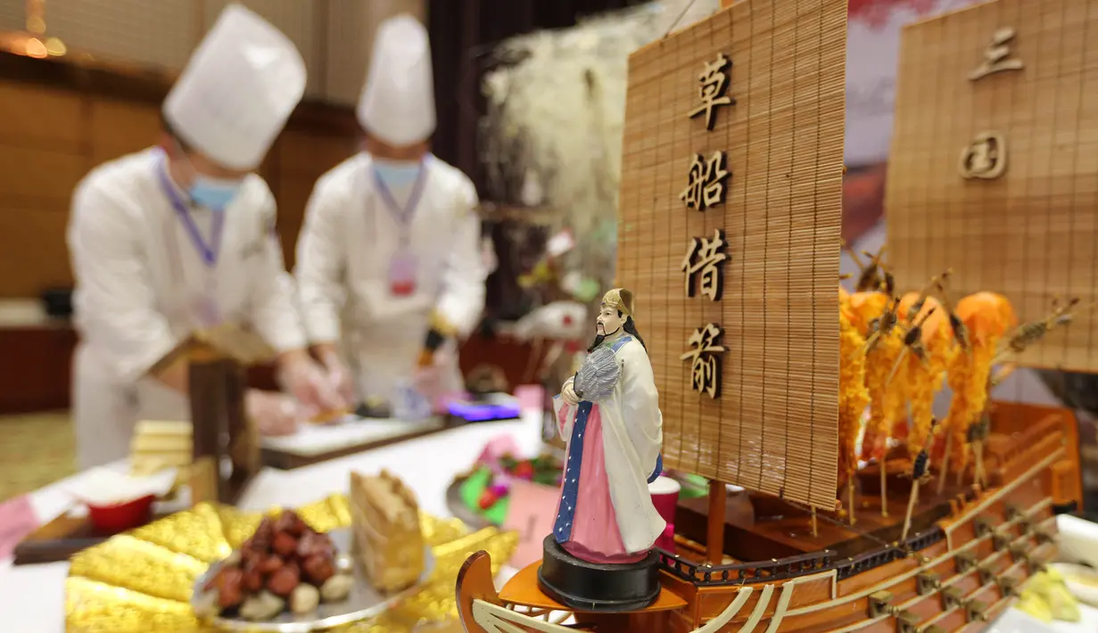 Para chef menyiapkan hidangan dalam sebuah kompetisi memasak di Wilayah Yinan di Kota Linyi, Provinsi Shandong, China timur (12/12/2020). (Xinhua/Wang Yanbing)