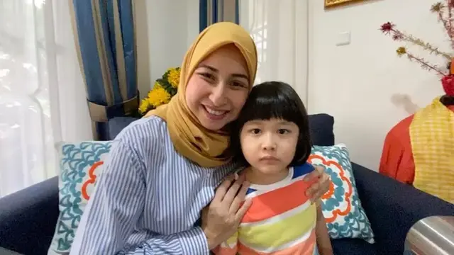Mantap Berhijab, Ini 7 Potret Penampilan Terbaru Deswita Maharani