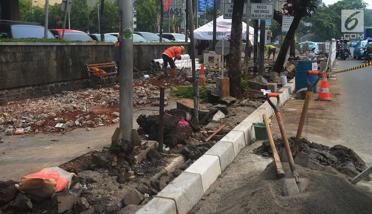 Pekerja menyelesaiakan proyek pelebaran jalur khusus pejalan kaki atau pedestrian di kawasan Sarinah, Jakarta, Rabu (4/7). Selain menyambut Asian Games, pelebaran ini juga untuk memberi rasa nyaman bagi para pejalan kaki. (Merdeka.com/Imam Buhori)