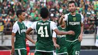 Ekspresi gelandang Persebaya Surabaya, Manuchekhr Dzhalilov (kanan), setelah membobol gawang Persinga Ngawa pada 32 besar Piala Indonesia di Stadion Gelora Bung Tomo, Sabtu (16/2/2019). (Bola.com/Aditya Wany)