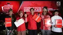 Lima Calon Gubernur yang baru menerima surat rekomendasi dari Ketua Umum DPP PDIP, Megawati Sukarnoputri berfoto bersama di Jakarta, Kamis (4/1). PDIP secara resmi mengumumkan empat pasang cagub dan cawagub. (Liputan6.com/Helmi Fithriansyah)