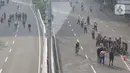 Petugas mengarahakan pesepeda non road bike saat memasuki JLNT Kampung Melayu-Tanah Abang, Jakarta, Minggu (30/5/2021). Uji coba kedua ini bertujuan kembali mendapatkan masukan dari penggiat sepeda secara lengkap baik dari sisi operasional maupun teknis kedepannya. (Liputan6.com/Herman Zakharia)