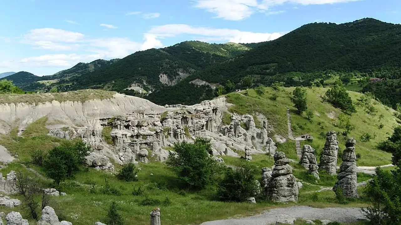 Pemandangan kota batu berada di Desa Kuklica, dekat Kratovo di Makedonia 