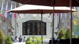 Turis-turis asing mengunjungi Monumen Ground Zero Bali menjelang peringatan 17 tahun serangan bom di Kuta, Bali (11/10/2019). Pengeboman yang terjadi pada 12 Oktober 2002 tersebut menewaskan 202 korban jiwa. (AFP Photo/Sonny Tumbelaka)