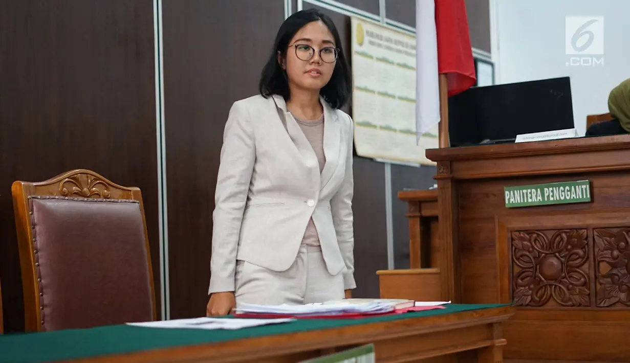 Pengacara LBH Okky Wiratama Siagian sebagai pendamping empat pengamen Cipulir korban salah tangkap jelang sidang praperadilan perdana gugatan di PN Jakarta Selatan, Senin (22/7/2019). Melalui LBH mereka menuntut ganti rugi sebanyak Rp186.600.000 per anak. (Liputan6.com/Immanuel Antonius)