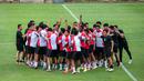 Sejumlah pemain, pelatih, dan ofisial Timnas Indonesia U-20 melakukan tos saat latihan resmi menjelang Kualifikasi Piala Asia U-20 2025 yang berlangsung di Lapangan A, Stadion Utama Gelora Bung Karno (SUGBK), Senayan, Jakarta, Selasa (24/09/2024). (Bola.com/Bagaskara Lazuardi)
