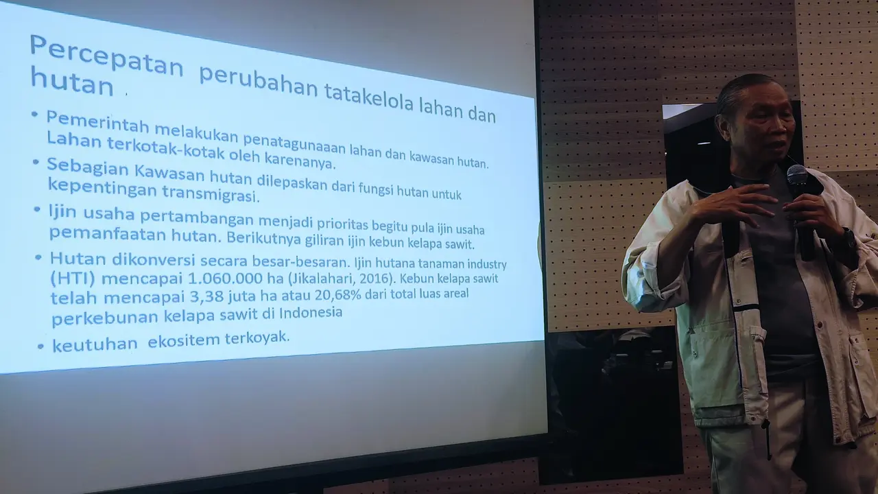 Pemateri diskusi kerusakan hutan di Riau dari Universitas Gajah Mada.